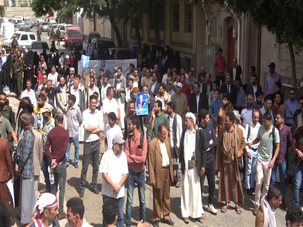 صنعاء.. وقفة احتجاجية للمطالبة بإطلاق الحرازي وفتح شركة 