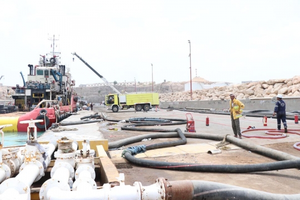 المهرة.. الانتهاء من تفريغ ناقلة نفطية جانحة في ميناء نشطون