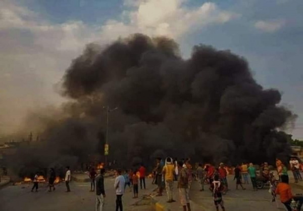 طالبوا برحيل "الرئاسي" و "الانتقالي".. احتجاجات في عدن وحضرموت تنديدا بانهيار العملة وانقطاع الكهرباء