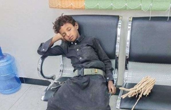 طفل المساويك.. صورة تُجسِّد معاناة الأطفال باليمن وتُثير تفاعلاً واسعاً
