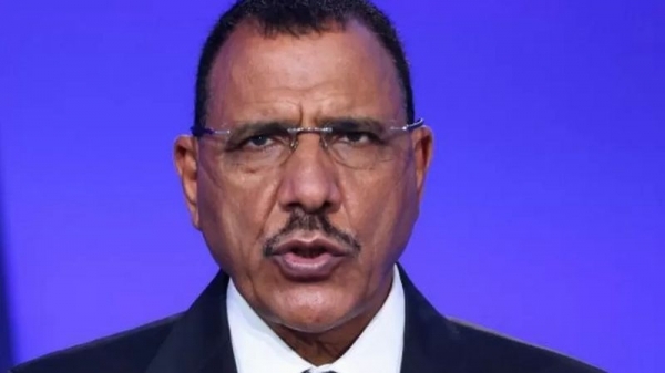 محاكمة رئيس النيجر المعزول محمد بازوم بتهمة 