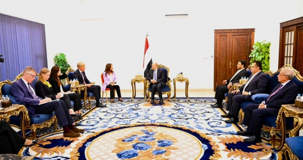 غروندبرغ يصل عدن والعليمي يدعو لإتخاذ مواقف حازمة ضد الحوثيين لتعزيز فرص السلام