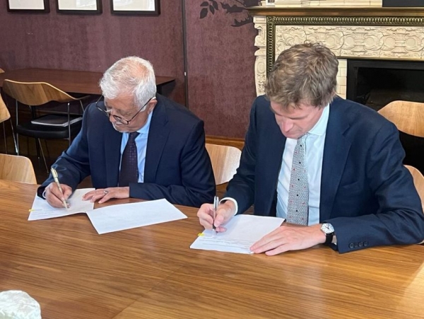 توقيع اتفاق لايداع أربع قطع أثرية يمنية في متحغ فيكتوريا والبرت في لندن