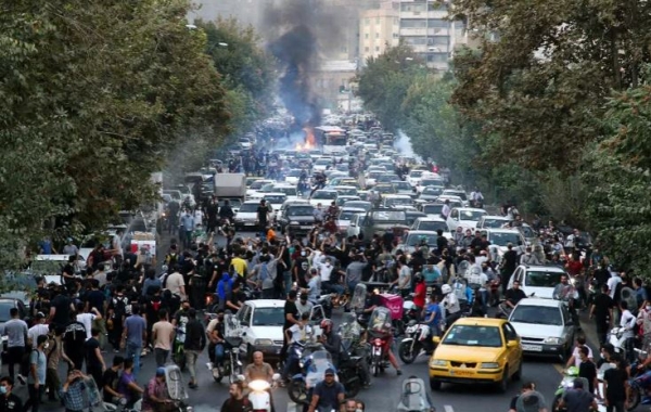 عقوبات أميركية بريطانية وأنباء عن انتشار أمني بالذكرى الأولى لاحتجاجات إيران