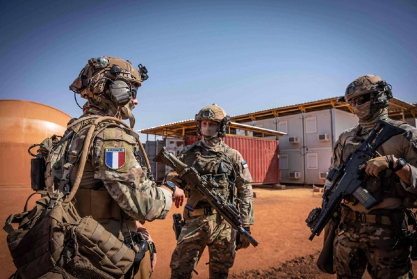 فرنسا تعلن بدء سحب قواتها العسكرية من النيجر 