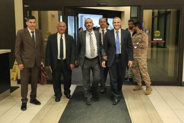 بن عزيز يصل واشنطن في زيارة رسمية لبحث التعاون والتنسيق العسكري والأمني