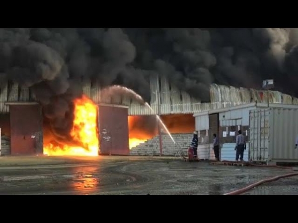 نشوب حريق في شاحنة نقل بميناء الحديدة