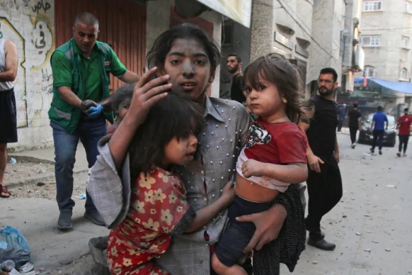 في غزة وخلف الشاشات.. كيف نتعامل مع أطفالنا خلال الأحداث الدائرة في فلسطين؟