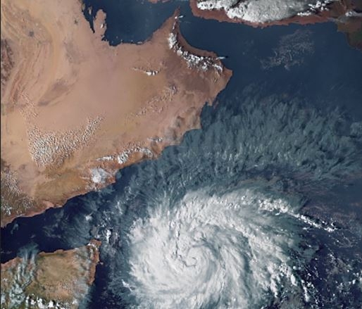 اليمن وسلطنة عمان يعلنا التأهب مع اقتراب العاصفة المدارية "تيج"