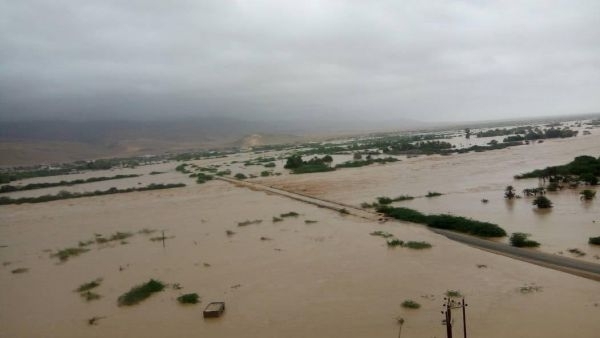 المهرة .. الهلال الأحمر اليمني يواصل إجلاء الأسر المتضررة من إعصار تيج وسط ظروف صعبة