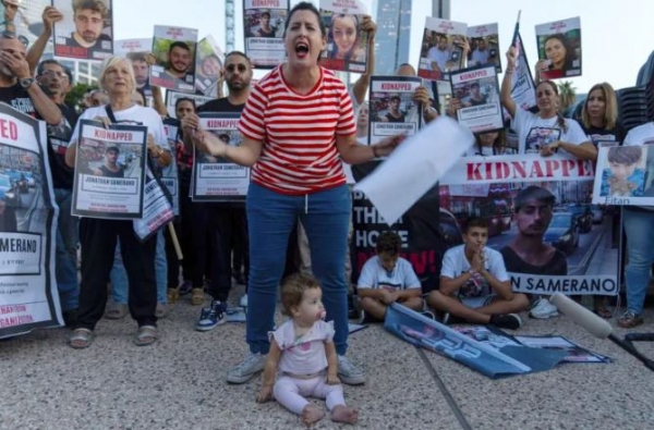 من أمام بيت نتنياهو.. عائلات الأسرى الإسرائيليين غاضبون من تجاهلهم