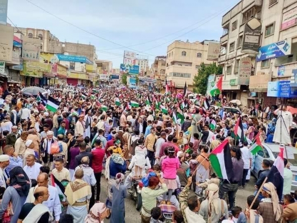 اليمنيون يواصلون تظاهراتهم المنددة بجرائم الاحتلال بمختلف المحافظات ويطالبون بوقف العدوان على غزة
