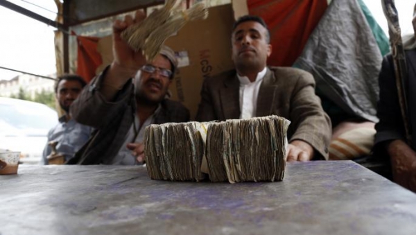 العدوان يطاول الريال: هبوط عملة اليمن مع تصاعد الحرب على غزة