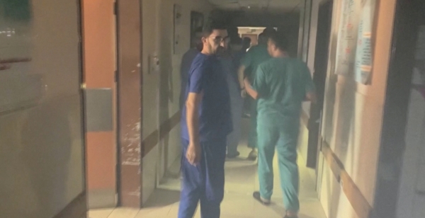 ماذا يفعل الاحتلال بمستشفى الشفاء؟ موظف بالمجمع الطبي يكشف عن انتهاكات تمارس بحق المرضى والنازحين والأطباء