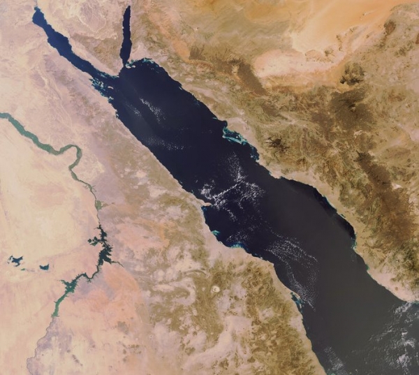 البحرية البريطانية: تقرير عن اقتراب قوارب صغيرة من سفن تجارية قبالة السواحل اليمنية
