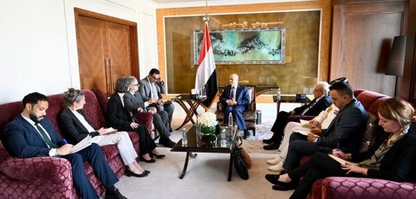 العليمي يحذر من مخاطر تهديدات الحوثيين للملاحة الدولية وتداعياتها على الاقتصاد الوطني