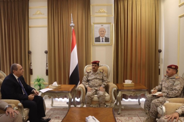 وزير الدفاع: الحوثيون يرفضون كل جهود السلام في اليمن ويُهددون الملاحة الدولية بدعم إيراني