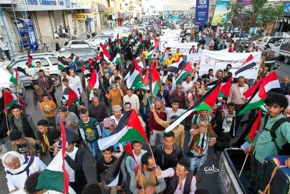 مجلس شباب الثورة في تعز ومأرب ينظم مسيرتان احتفاء بتحرير أسرى فلسطينيين