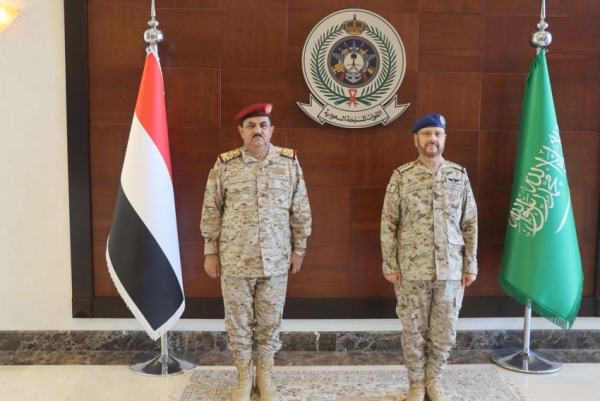 وزير الدفاع يبحث مع رئيس الأركان السعودي التصعيد الميداني للحوثيين وتهديد الملاحة الدولية