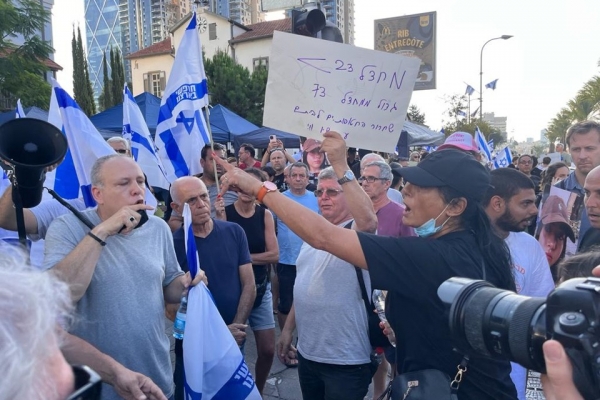 مظاهرة لعائلات الأسرى الإسرائيليين في تل أبيب للمطالبة بصفقة جديدة للإفراج عنهم