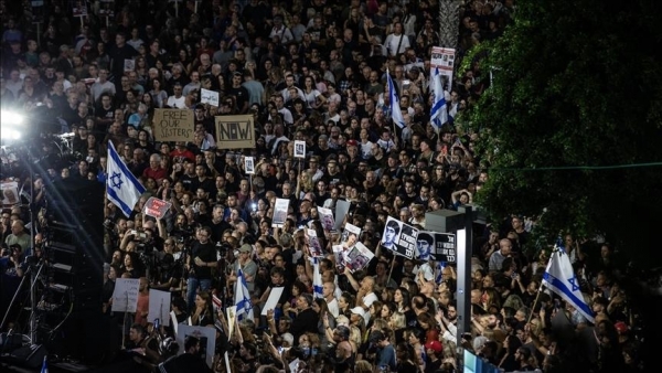 عائلات الأسرى الإسرائيليين يتظاهرون ويطالبون بصفقة تبادل جديدة وتهدد بإضراب مفتوح