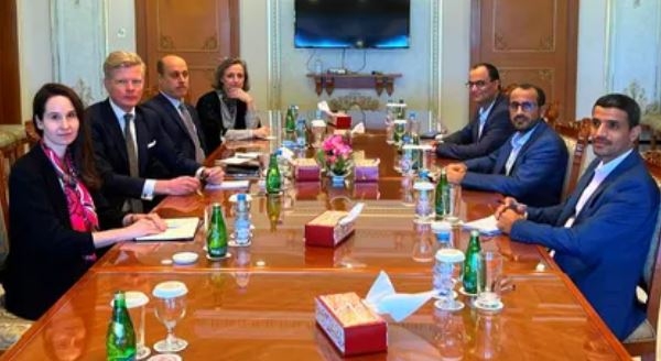غروندبرغ يناقش مع رئيس وفد الحوثيين ومسؤولين عمانيين خارطة الطريق الأممية