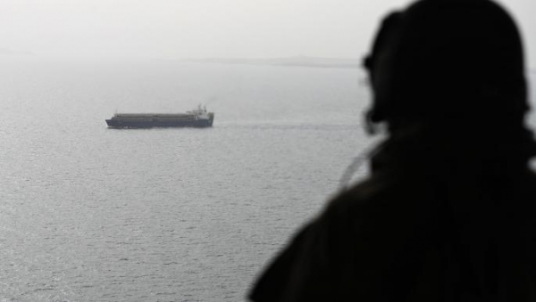 البحرية البريطانية: ثلاث انفجارات استهدفت سفينة تجارية في باب المندب