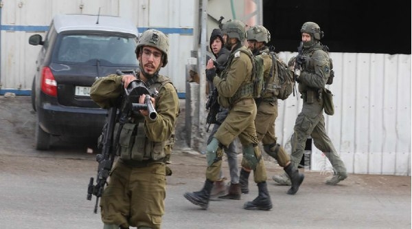 جيش الاحتلال يقتحم طولكرم ويعتقل العشرات من الفلسطينيين