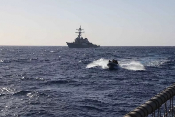 صحيفة إسرائيلية تتحدث عن هجوم حوثي على سفينة حربية أمريكية في البحر الأحمر والجماعة تنفي