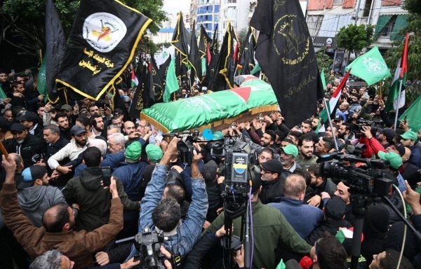 حشود كبيرة تشيع جثمان الشهيد العاروري إلى مقبرة الشهداء في بيروت