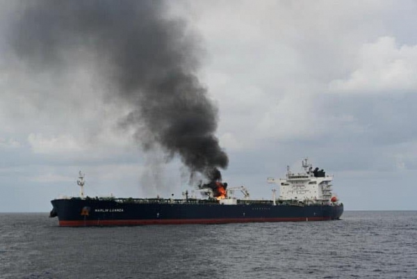 بالصور.. شاهد كيف تضررت سفينة بريطانية بعد هجوم حوثي في خليج عدن؟