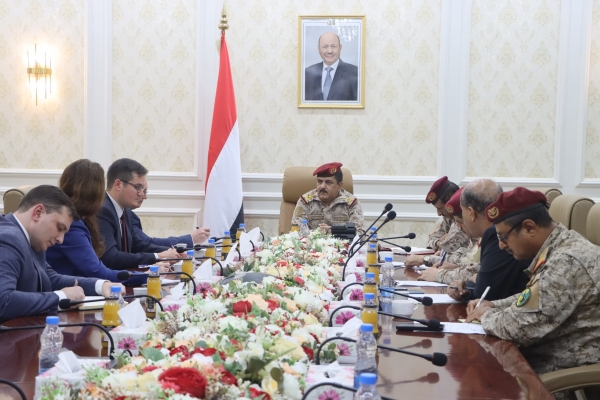 وزير الدفاع: ايران تواصل تهريب الأسلحة للحوثيين ودعم الحكومة الطريق الأنسب لتأمين الملاحة الدولية