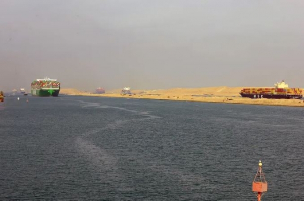 قناة السويس تنسق مع عملائها لتقليل تأثير هجمات البحر الأحمر