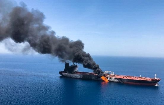 البحرية البريطانية: أضرار وحريق بسفينة شحن جراء هجوم في خليج عدن