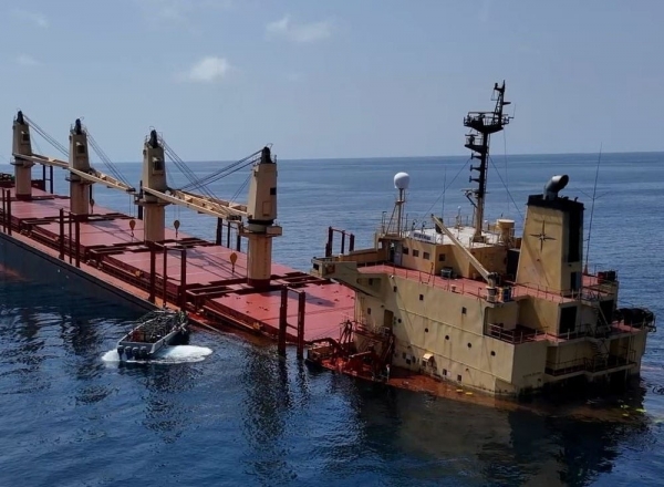 الحوثيون يتمسكون بشرط إدخال مساعدات لغزة لسحب السفينة البريطانية