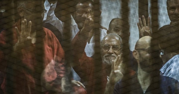 مصر.. محكمة عسكرية تحكم بإعدام مرشد جماعة الإخوان و7 قيادات أخرى