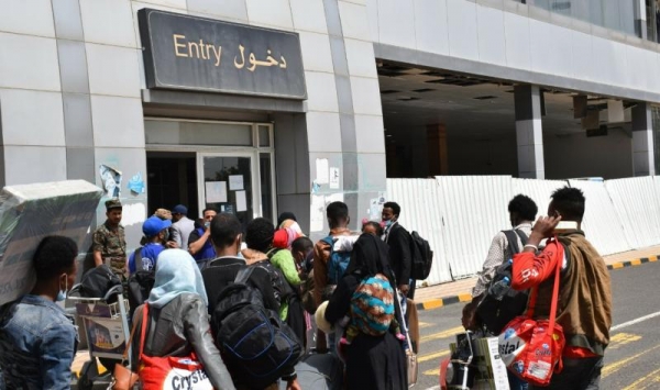 الحوثيون يجلون أكثر من 150 مهاجرا إفريقيا إلى بلدانهم عبر مطار صنعاء