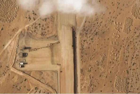  بجانبه عبارة "أنا أحب الإمارات".. أسوشيتدبرس تنشر صورا للأقمار الصناعية لتشييد مدرج مطار في جزيرة يمنية (ترجمة خاصة)