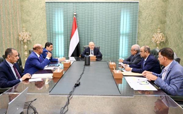 العليمي يلتقي برئيس الحكومة ومحافظ البنك المركزي بعد يوم من إصدار الحوثيين عملة نقدية جديدة