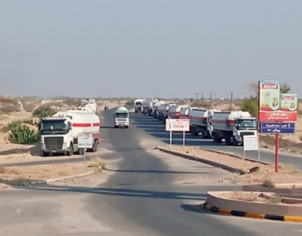 كهرباء عدن تحذر من انقطاع الخدمة جراء احتجاز قوات من الانتقالي لشاحنات الوقود الخاصة بها في شبوة