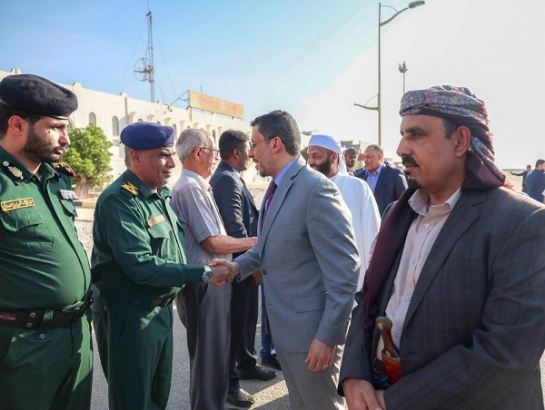 في أول زيارة رسمية.. رئيس الحكومة يصل محافظة حضرموت