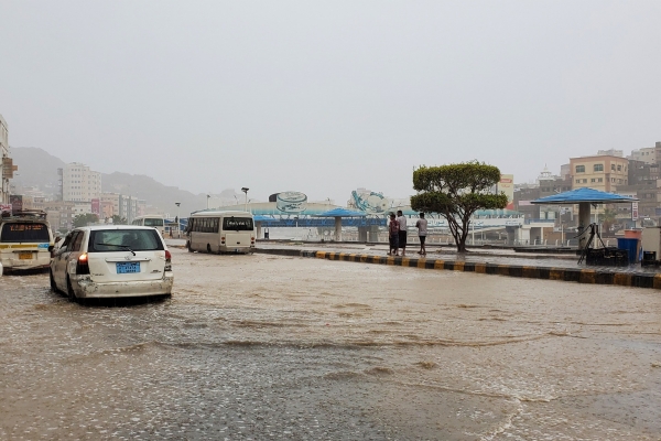 بعد أن جرفت سيارتهم السيول.. وفاة ثلاثة أشخاص غرقا في محافظة حضرموت