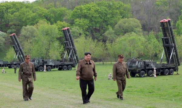 الزعيم الكوري الشمالي يشرف على مناورة تحاكي 
