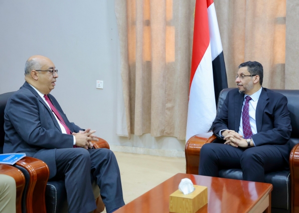 بن مبارك يدعو اليونسكو لدعم التعليم وتطوير المناهج التعليمية في اليمن