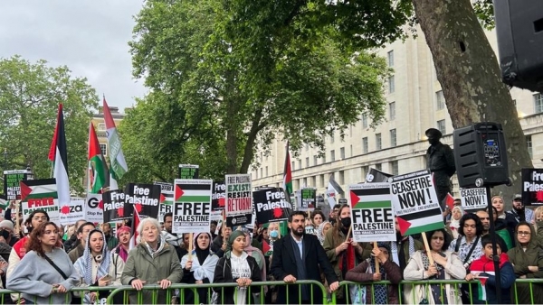 مظاهرة حاشدة أمام مقر الحكومة البريطانية احتجاجا على مجزرة رفح (شاهد)