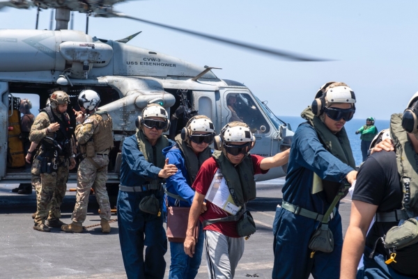 البحرية الأمريكية تنقذ طاقم سفينة هاجمها الحوثيون