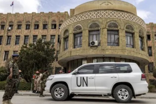 هيومن رايتس: اعتقال الحوثيين لموظفي الأمم المتحدة بعد قرارات نقل مقرات البنوك إلى عدن