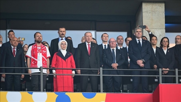 أردوغان يواسي لاعبي المنتخب التركي بعد هزيمته أمام هولندا