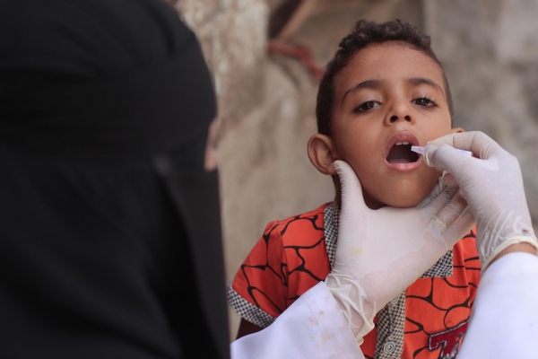 "الصحة" تعلن تحصين أكثر من مليون طفل ضد شلل الأطفال في المناطق المحررة باليمن