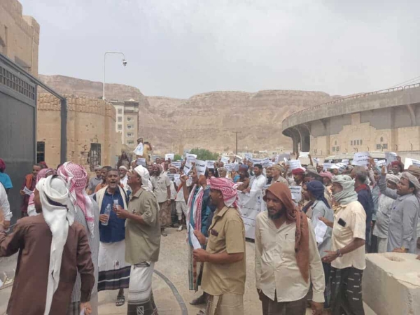 معلمو وتربويو وادي حضرموت ينظمون وقفة احتجاجية أمام ديوان السلطة المحلية بسيئون